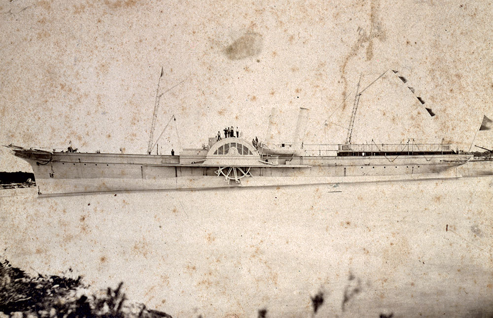 The only known photograph of the Ad-Vance as a runner is this albumen print. The crew looks out towards the photographer. The man in the center appears to be holding field glasses. © CSG CIC Glasgow Museums Collection.